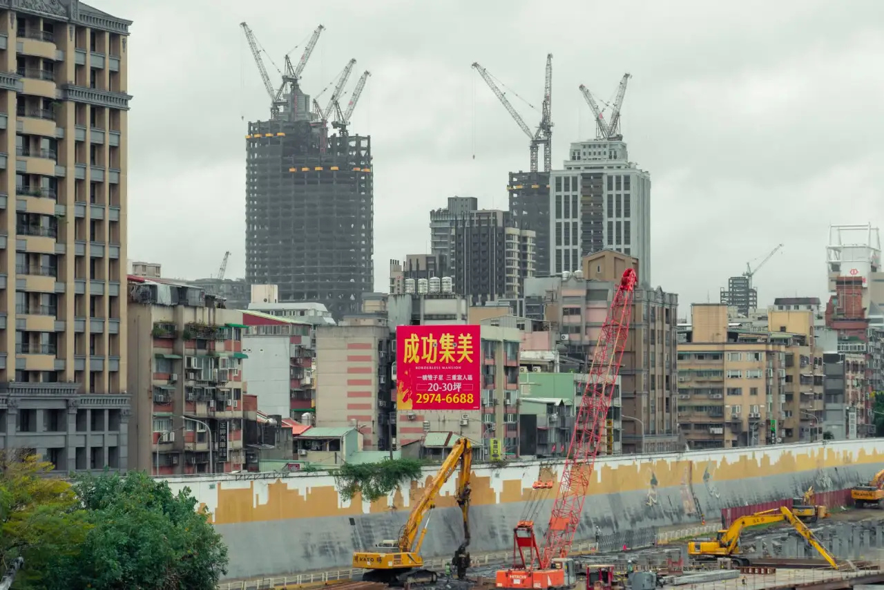 重庆教室护眼灯与黑板灯技术参数对比分析