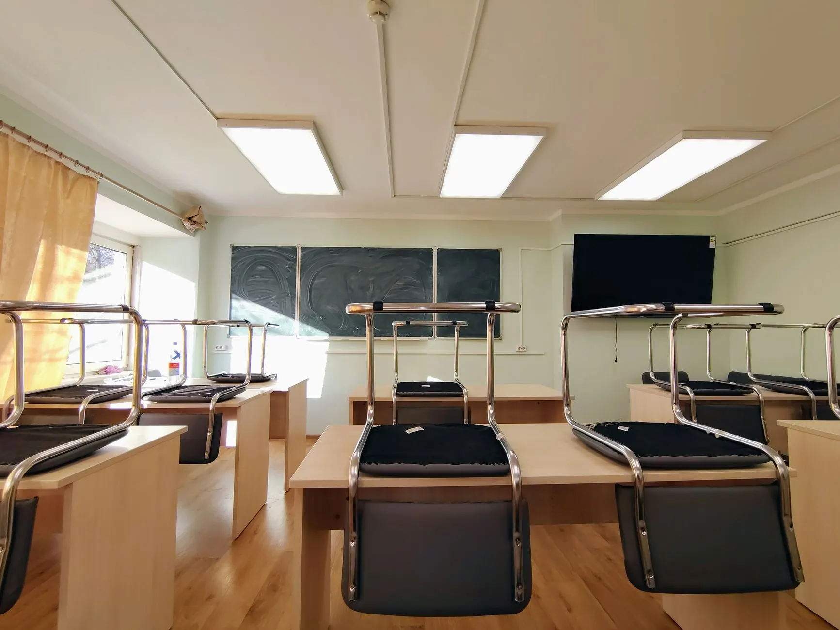 西南地区学校黑板灯选购要点:照度均匀度与防眩光设计正文配图 1